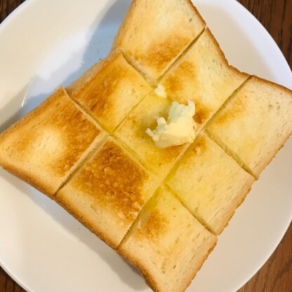 エシレバターを頂いたのでシンプルにバタートーストに。中まで染み込んで美味しい！